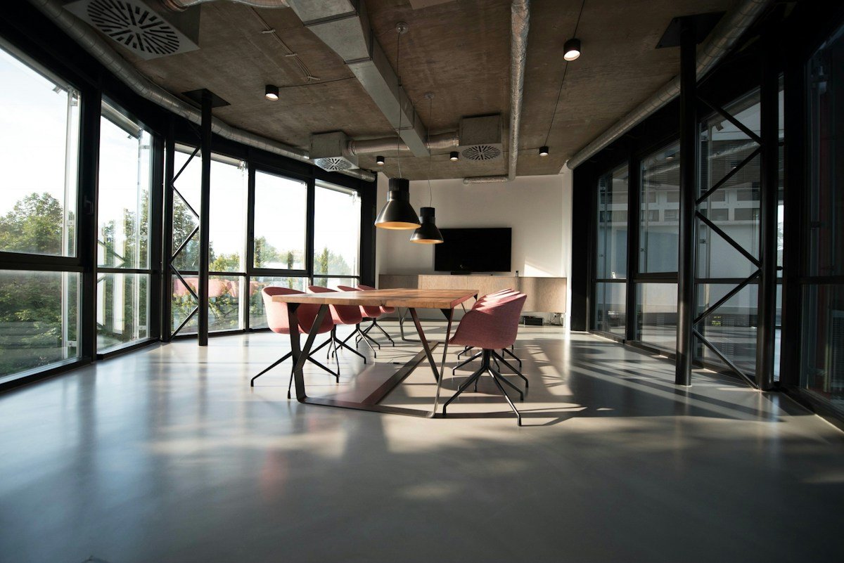 Espace de travail ouvert, lumineux et accueillant