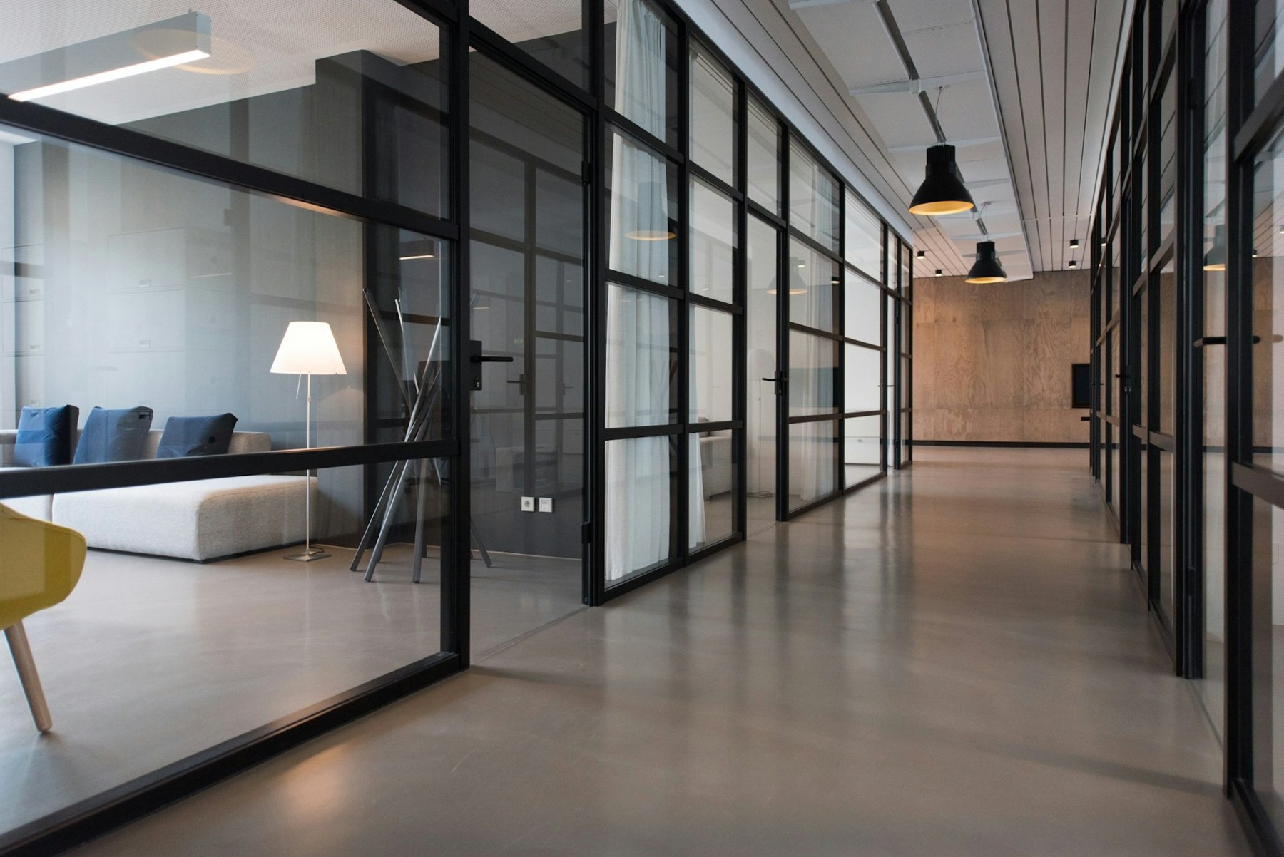 Couloir de bureaux vitrés
