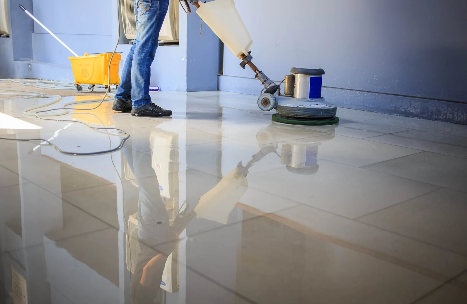 Entretien d’un plancher à l’aide d’une polisseuse professionnelle