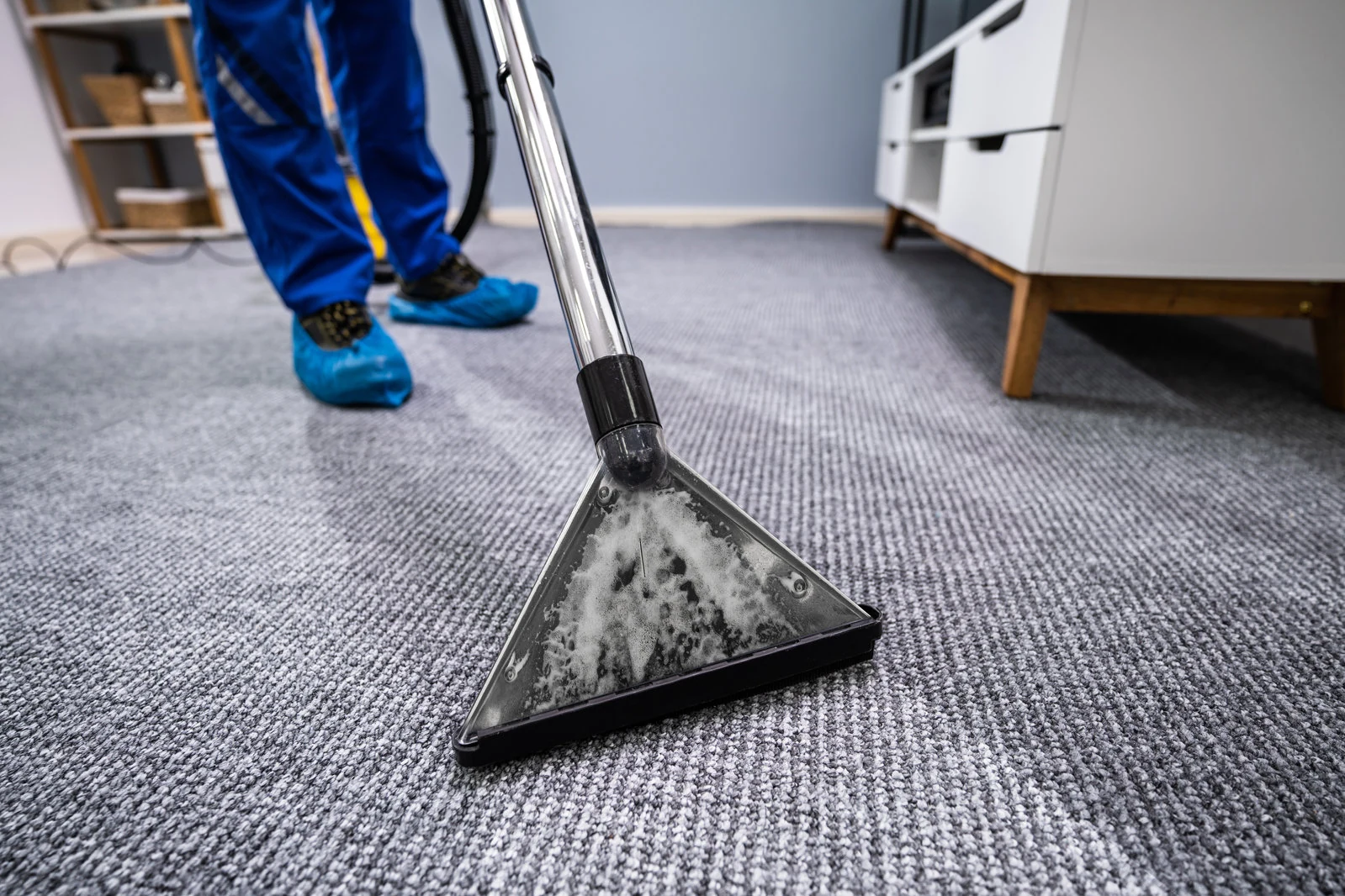Nettoyage d’un tapis par extraction à l’aide d’un équipement professionnel